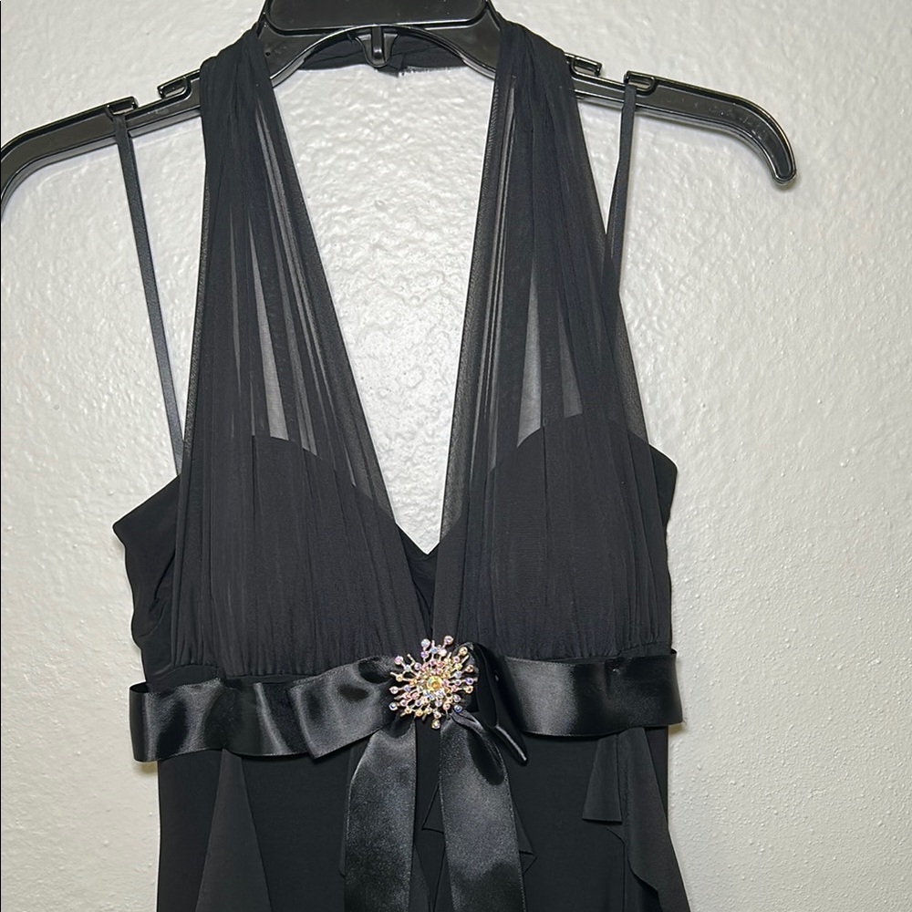 Elegant Black Halter Backless Gown - Picture 2 of 7